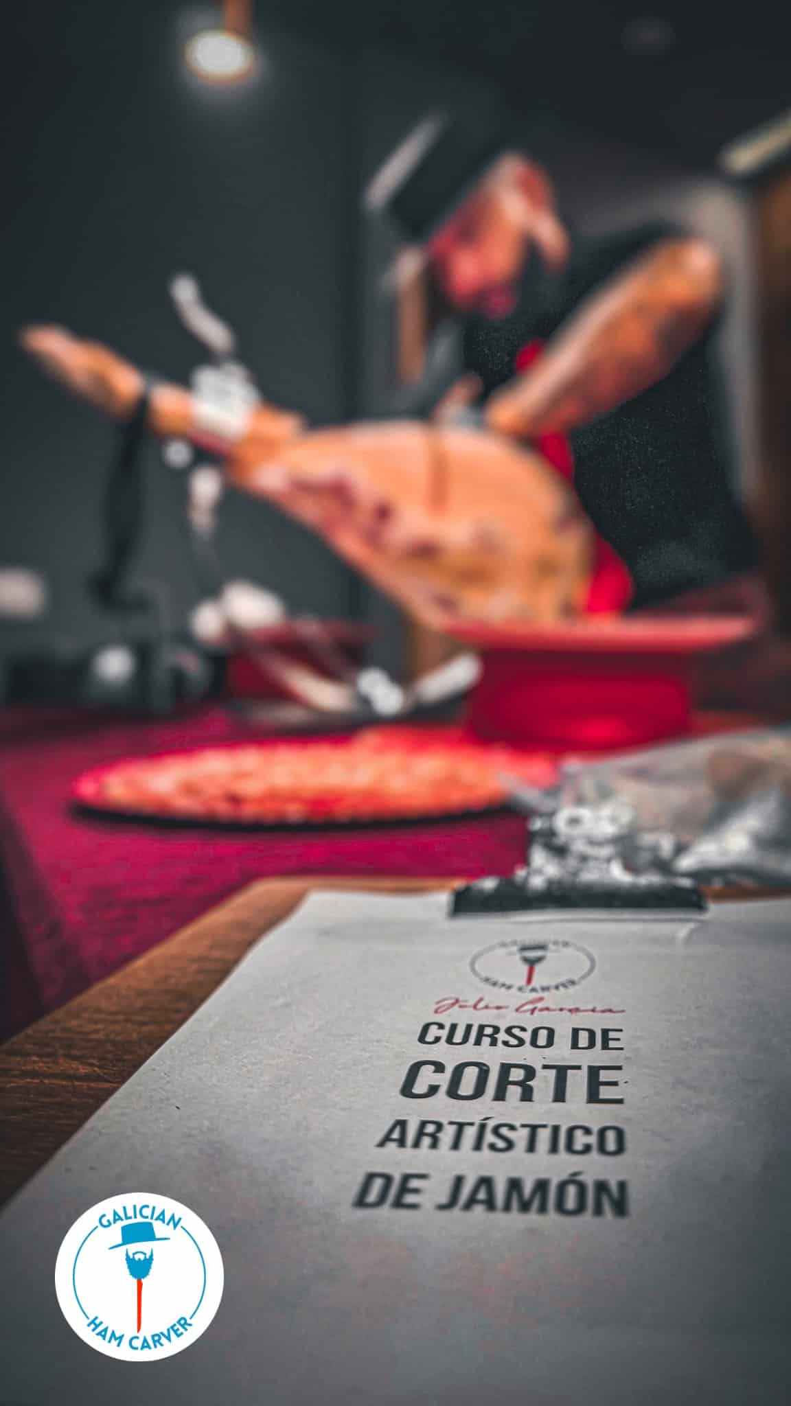 Curso de corte artístico de jamón en Vigo – Julio García Formación práctica de corte artístico de jamón en Vigo – Gira 'El mejor cortador es el que más se divierte'