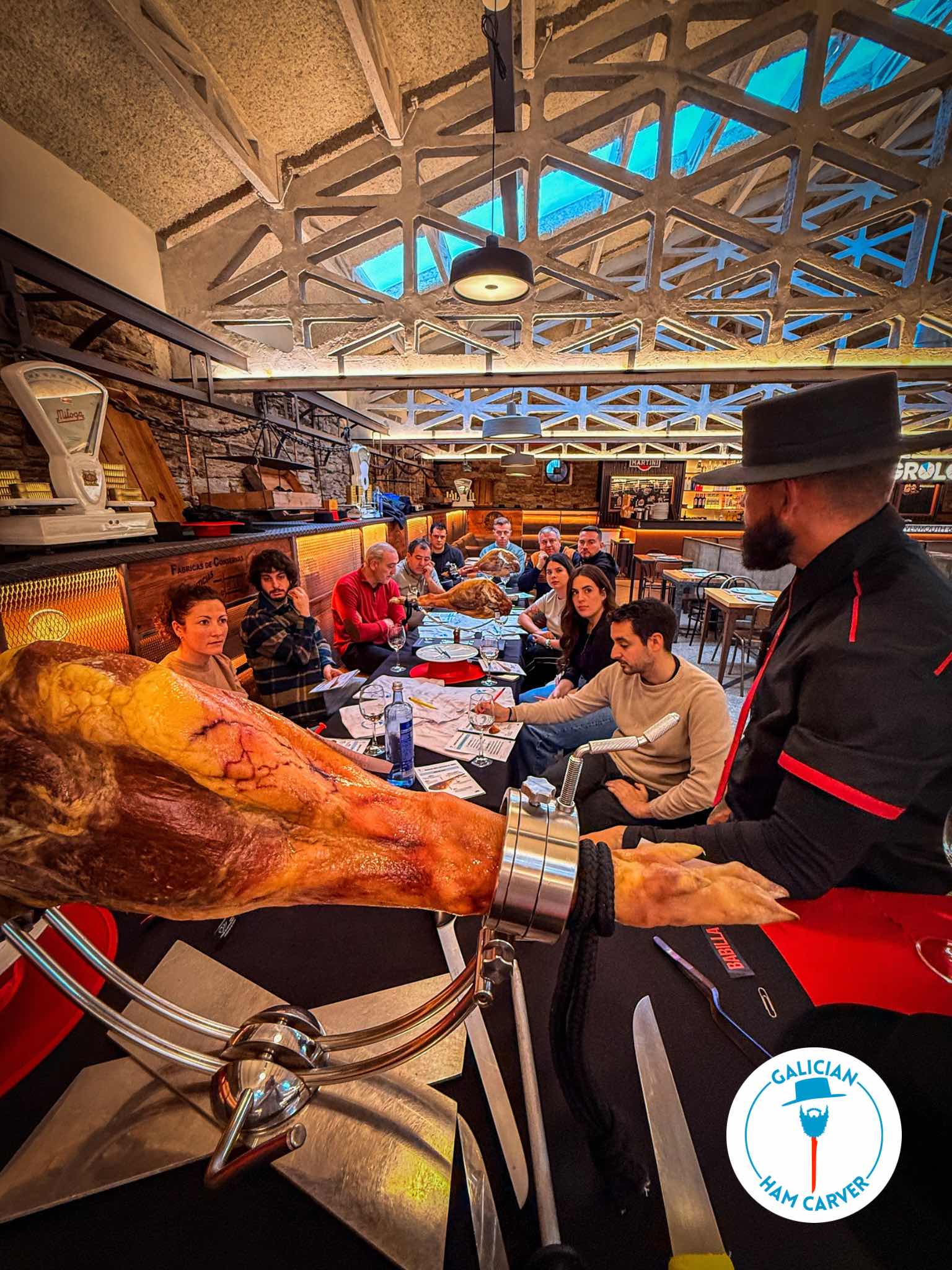 Curso de corte artístico de jamón en Santiago de Compostela – Gira 'El mejor cortador es el que más se divierte'