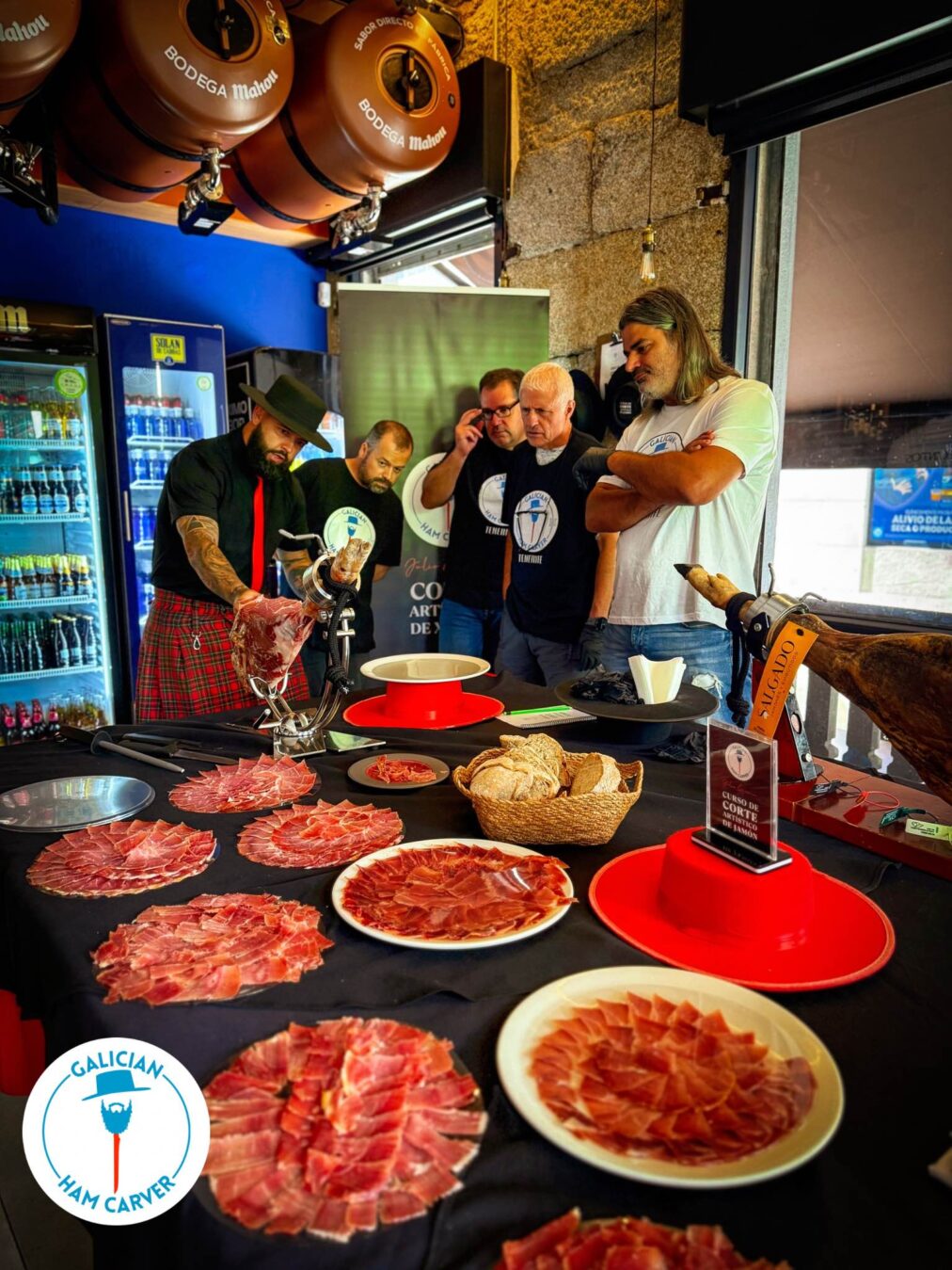 Curso de corte artístico de jamón en O Carballiño (Ourense, Galicia) – Gira 'El mejor cortador es el que más se divierte'