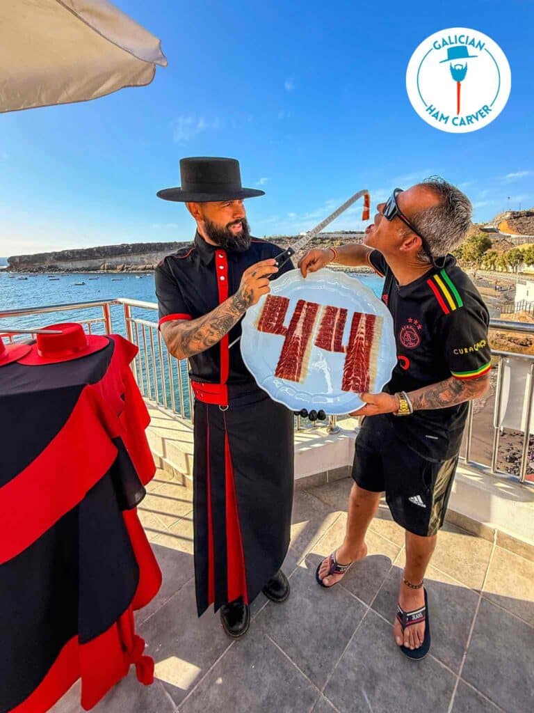 cumpleanos-jamon-a-domicilio-tenerife-sur-44 Cumpleaños con jamón a domicilio en Tenerife Sur número 44 cortado en vivo en Adeje