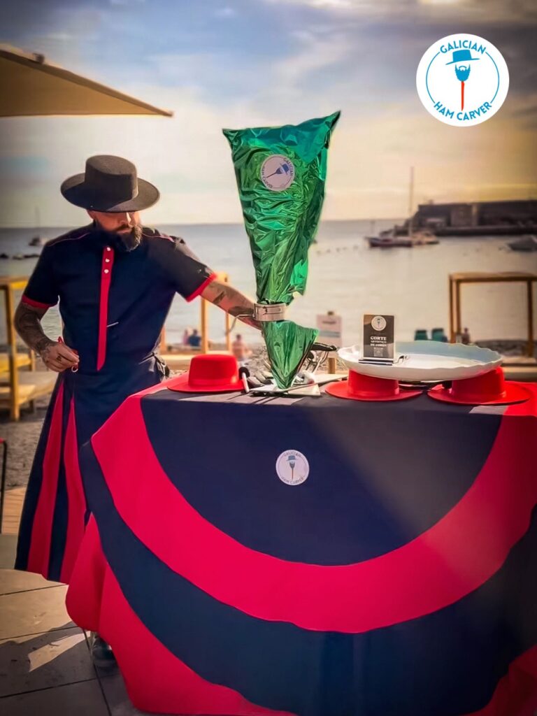 iberian-ham-gift-delivery-tenerife-south Professional ham carver at-home in Tenerife South presenting wrapped ham for live carving in Playa Paraíso, Playa de San Juan, and Los Gigantes.