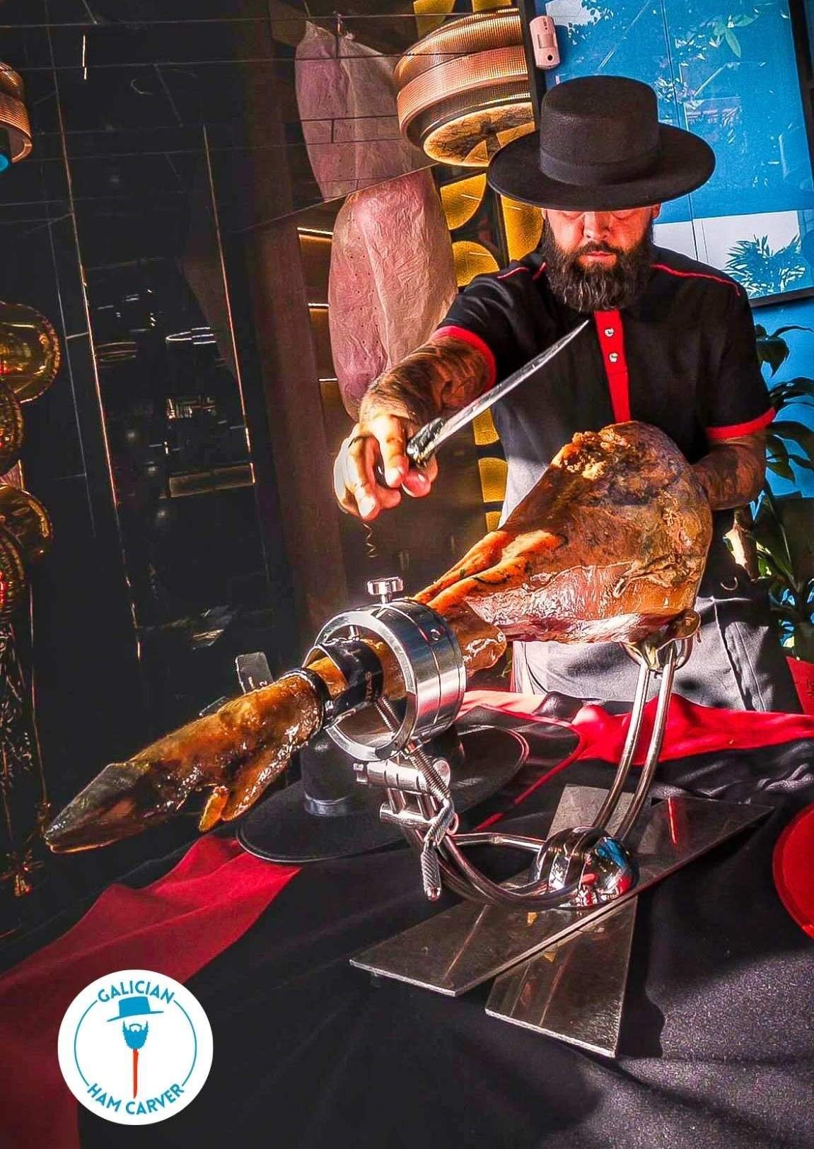 Julio García Galician Ham Carver realizando un corte artístico de jamón para bodas y eventos